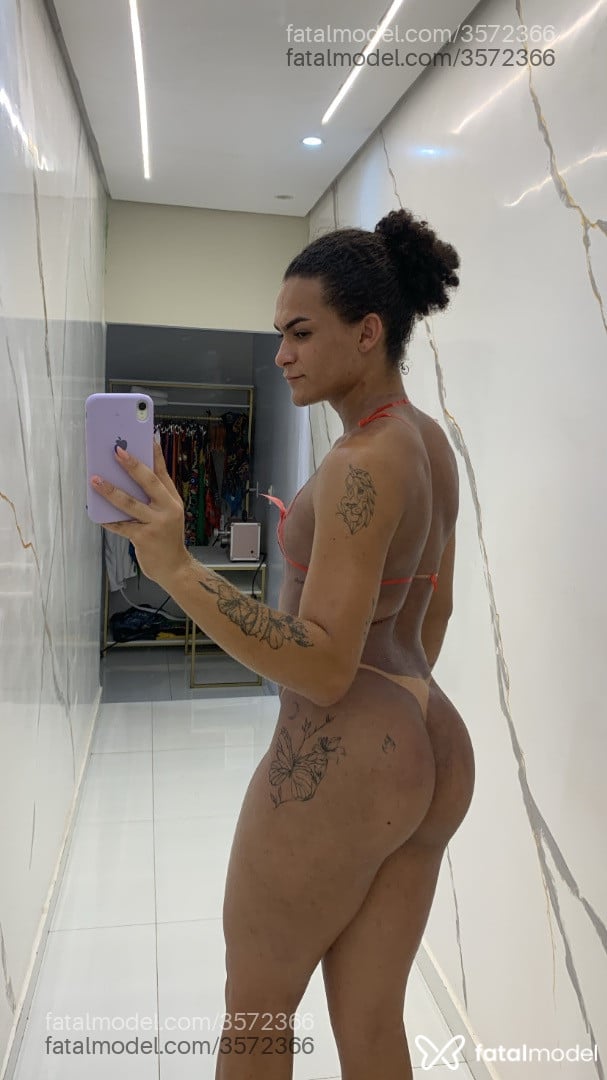 Acompanhante mulher trans morena (o) de olhos pretos - Lara Lorrany