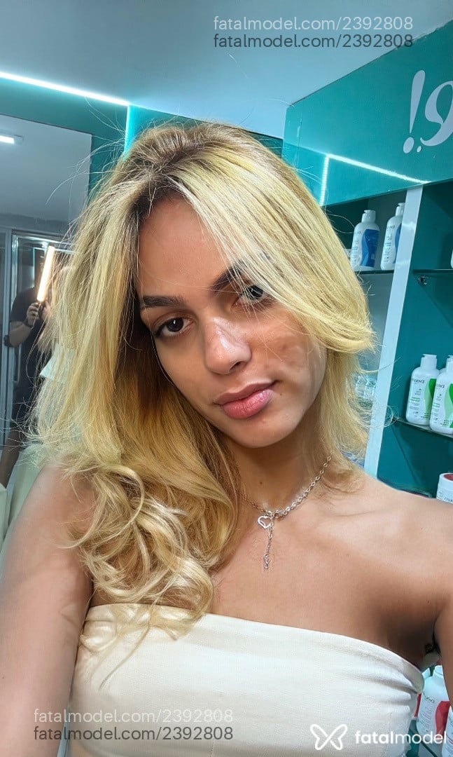 Acompanhante mulher trans loira (o) de olhos pretos - Estrela Medeiros