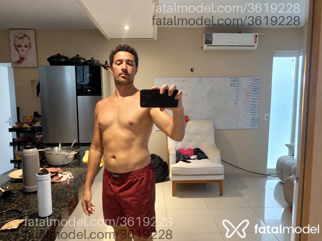 Acompanhante homem com cabelo castanho de olhos pretos - Clev Sacreno
