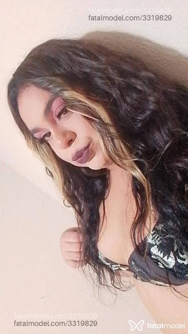Acompanhante mulher trans loira (o) de olhos pretos - Julia