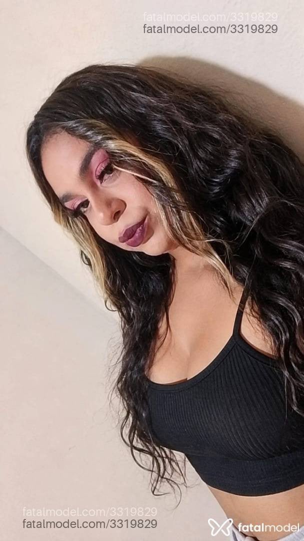 Acompanhante mulher trans loira (o) de olhos pretos - Julia