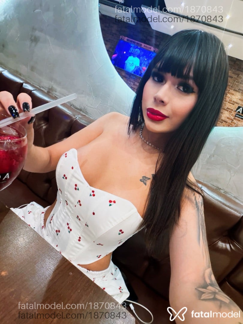 Acompanhante mulher trans com cabelo castanho de olhos castanhos - Isabelly