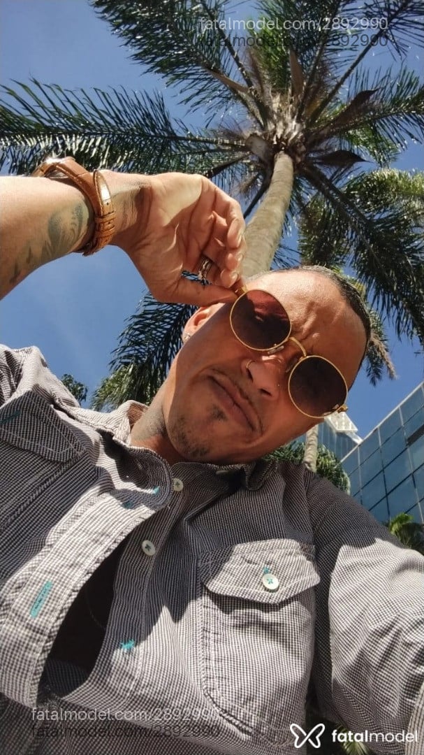 Acompanhante homem morena (o) de olhos castanhos - Raymond