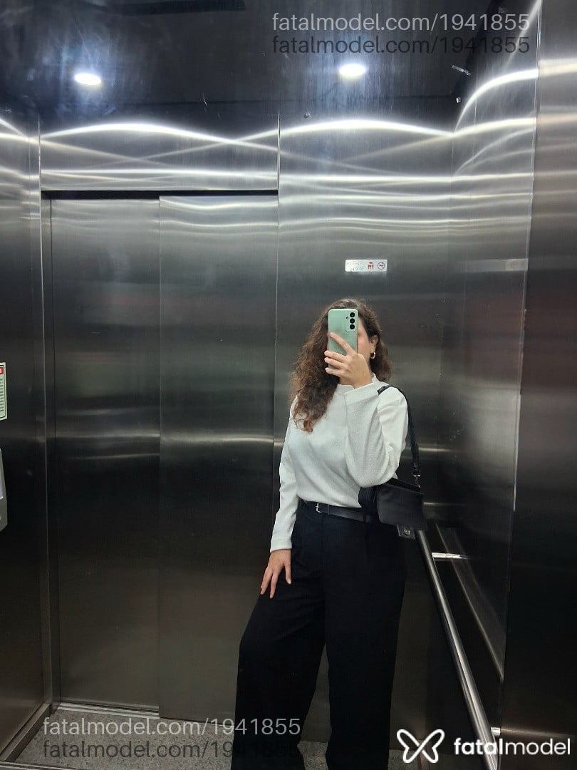 Acompanhante mulher com cabelo castanho de olhos castanhos - Bárbara Buarque