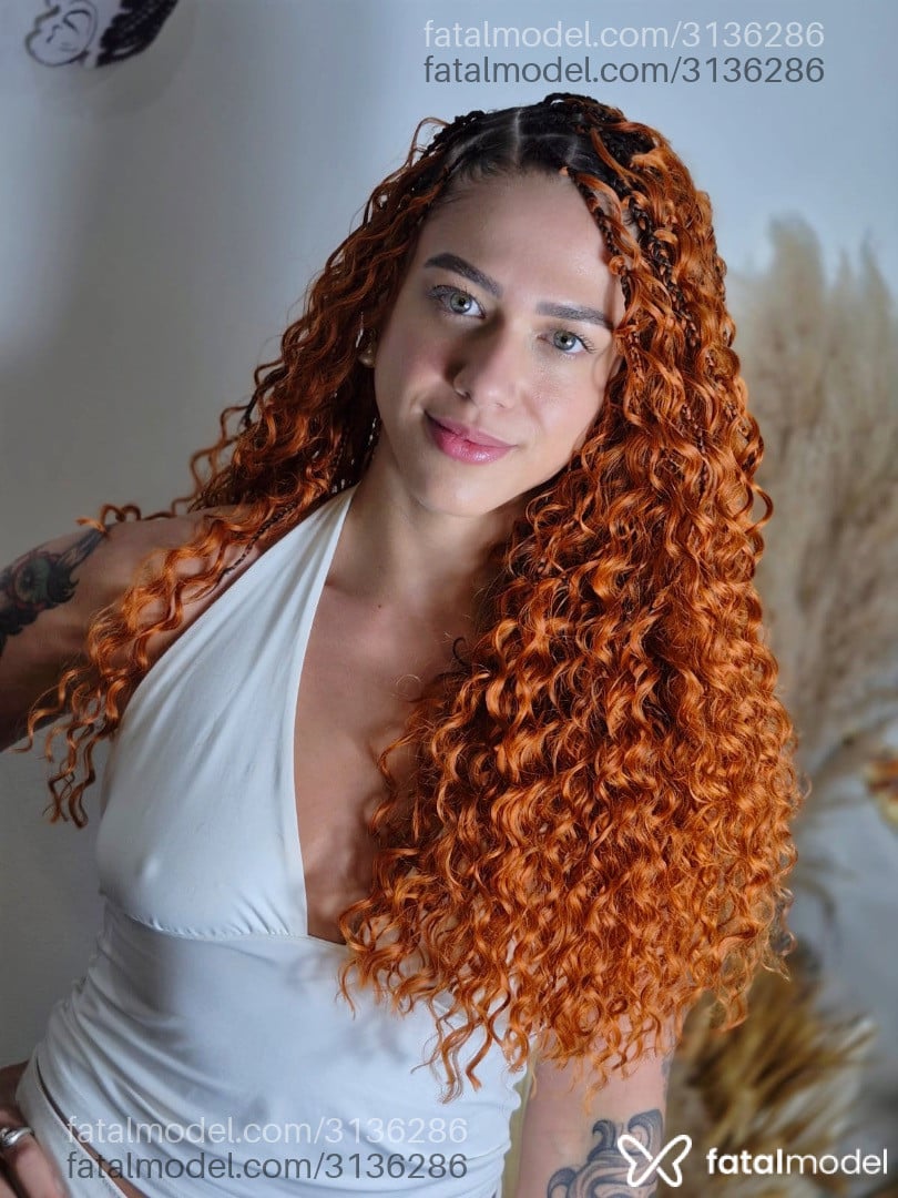 Acompanhante mulher com cabelo castanho de olhos verdes - Miaastrix