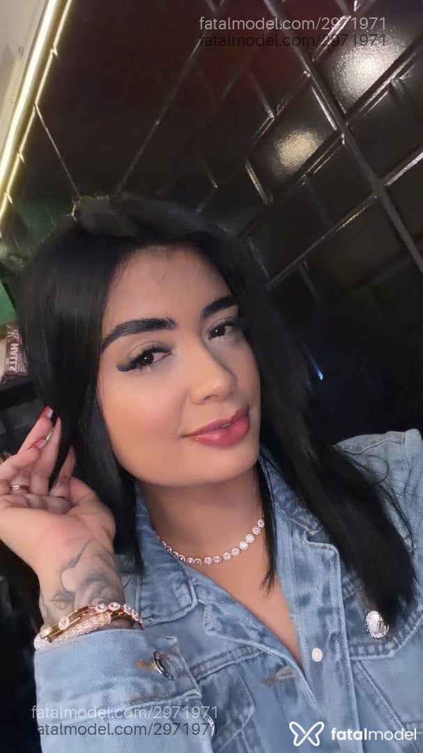 Acompanhante mulher com cabelo castanho de olhos castanhos - Ester Muniz