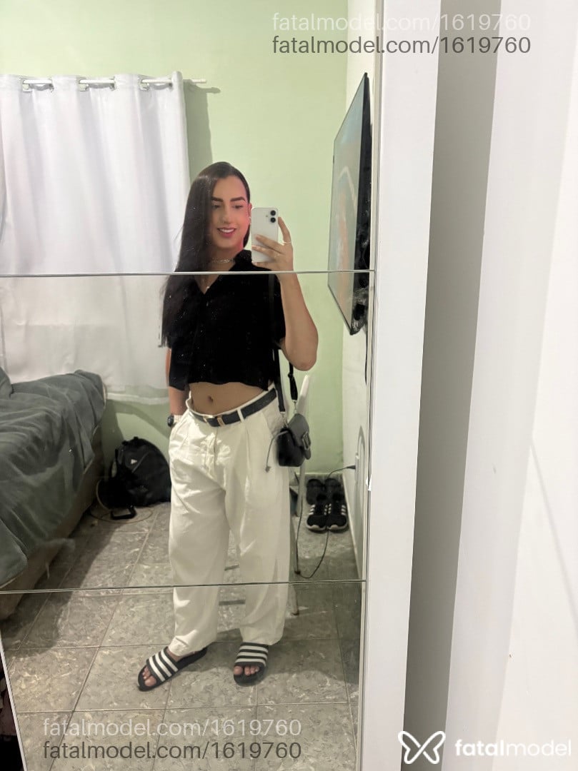 Acompanhante mulher trans com cabelo castanho de olhos castanhos - Júlia