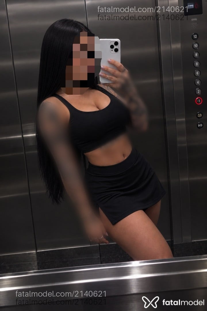 Acompanhante mulher com cabelo castanho de olhos cinza - Bella Campos