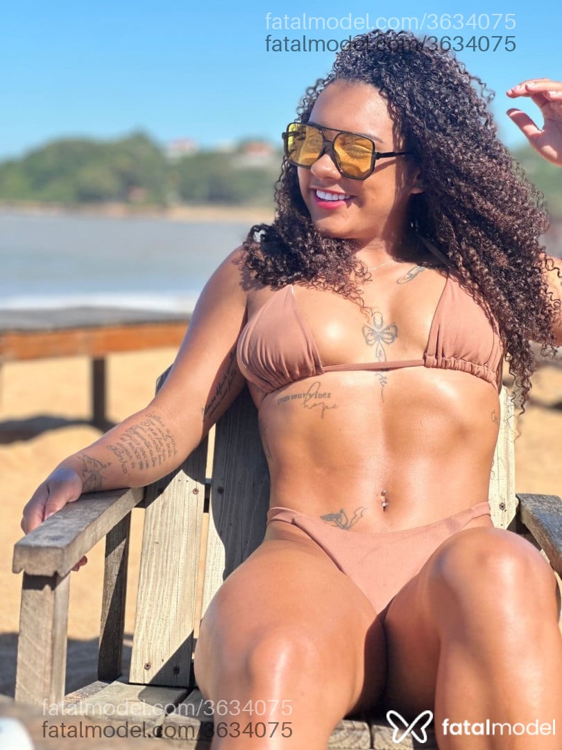 Acompanhante mulher morena (o) de olhos castanhos - Yasmin