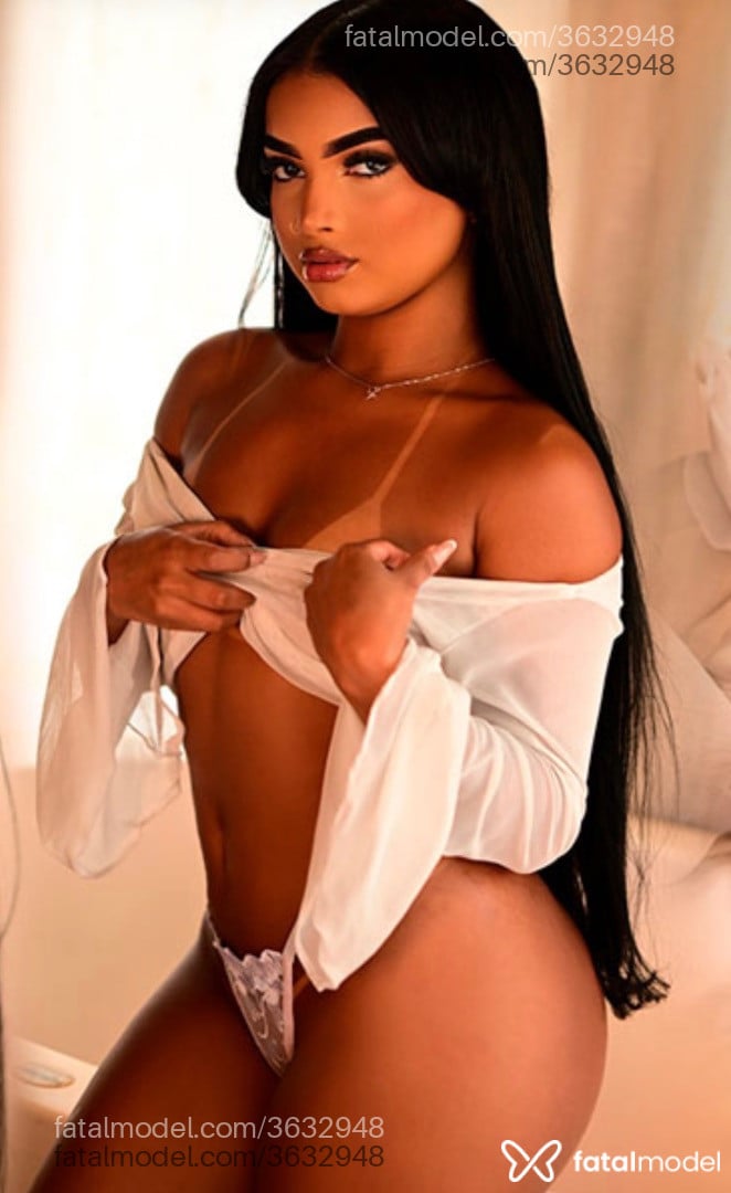 Acompanhante mulher morena (o) de olhos pretos - Thalia