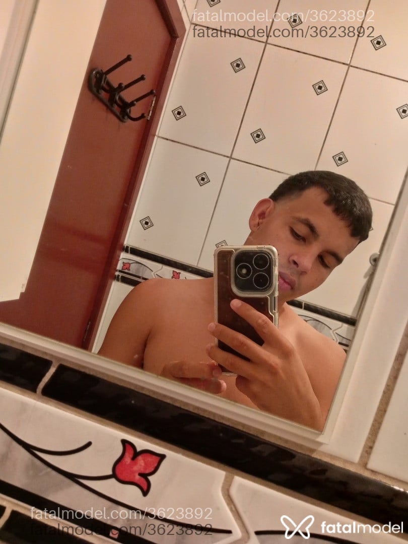 Acompanhante homem com cabelo castanho de olhos pretos - David Alv
