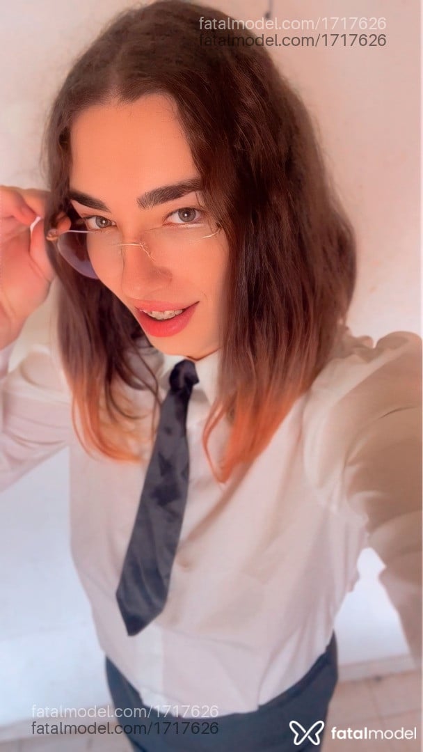 Acompanhante mulher trans com cabelo castanho de olhos verdes - Charlotte Kayle