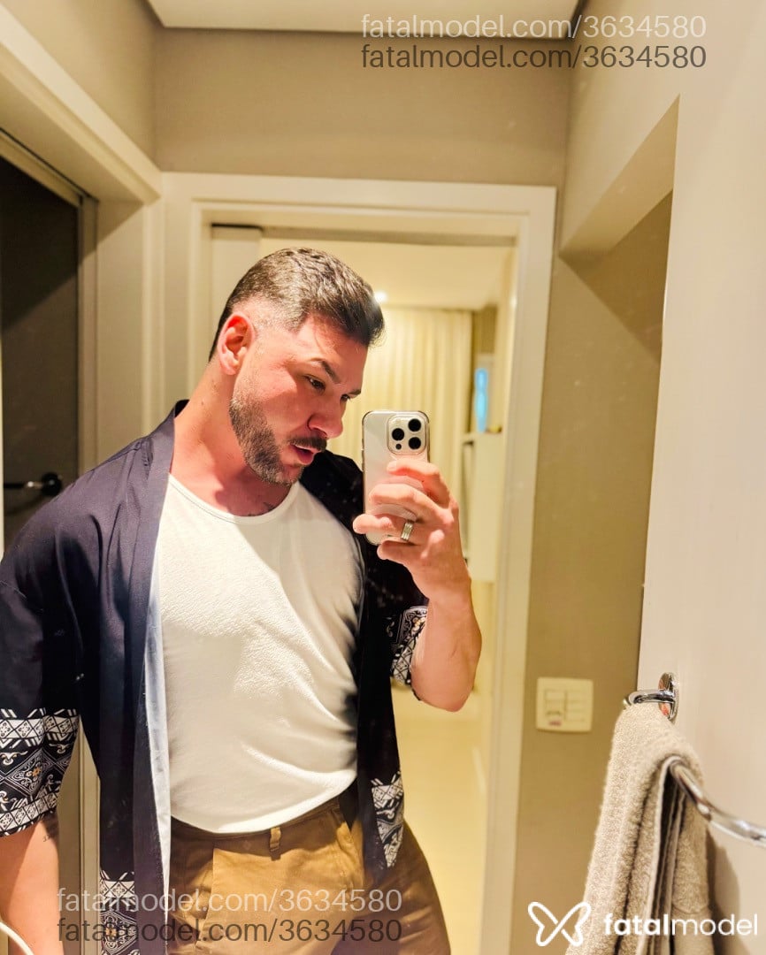 Acompanhante homem com cabelo castanho de olhos castanhos - Gustavo Fosher