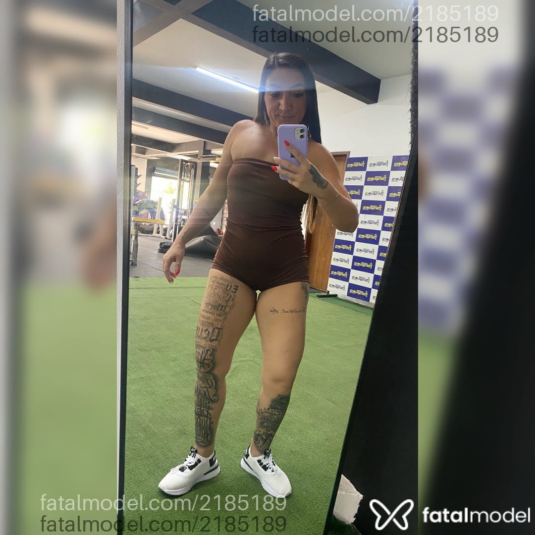 Acompanhante mulher com cabelo colorido de olhos castanhos - Ah Cabulozinha