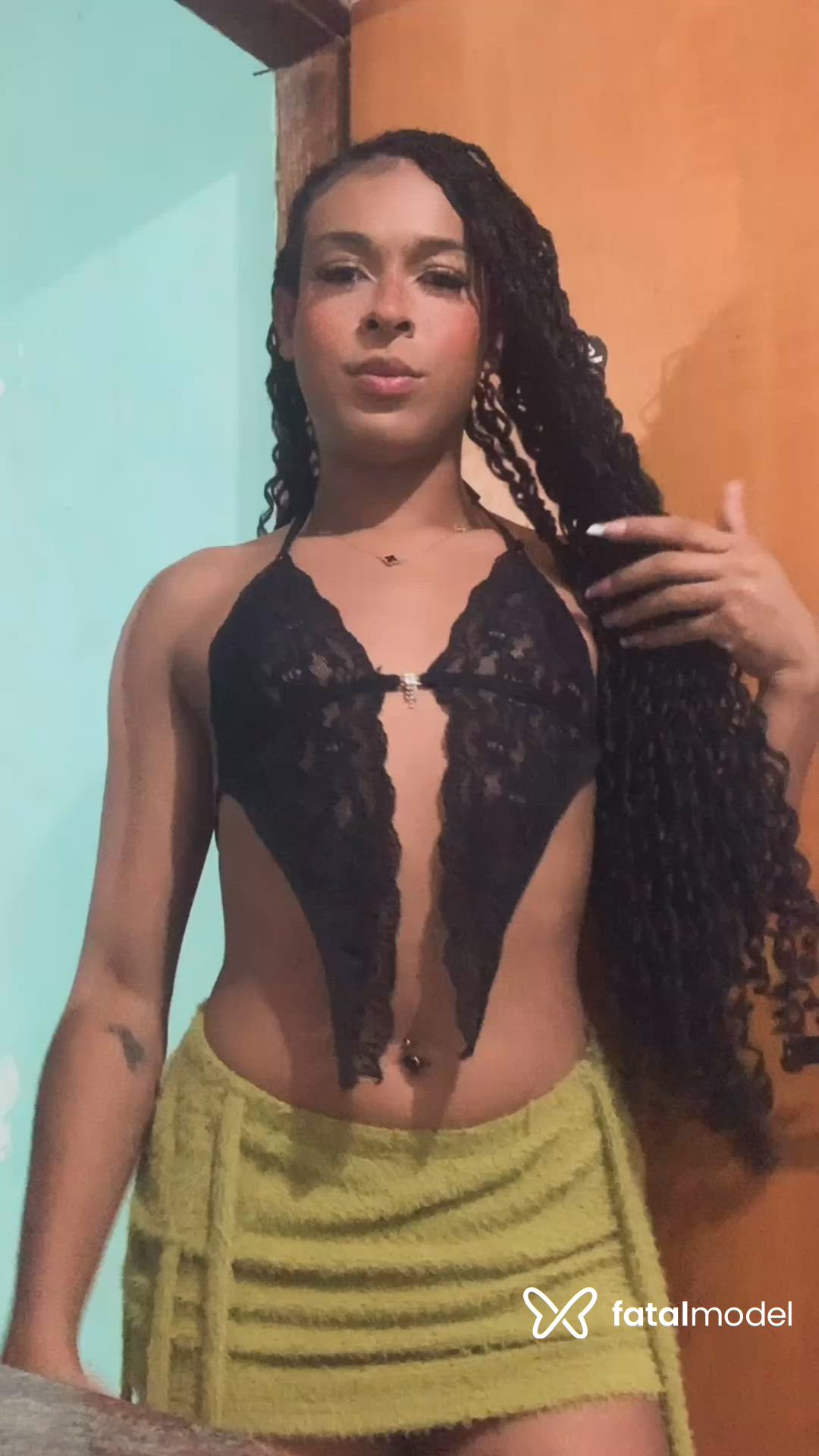 Acompanhante mulher trans morena (o) de olhos pretos - Mineirinh