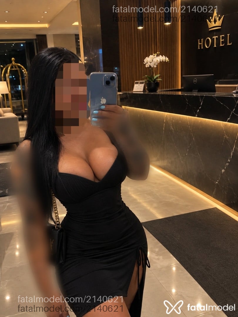Acompanhante mulher com cabelo castanho de olhos cinza - Bella Campos