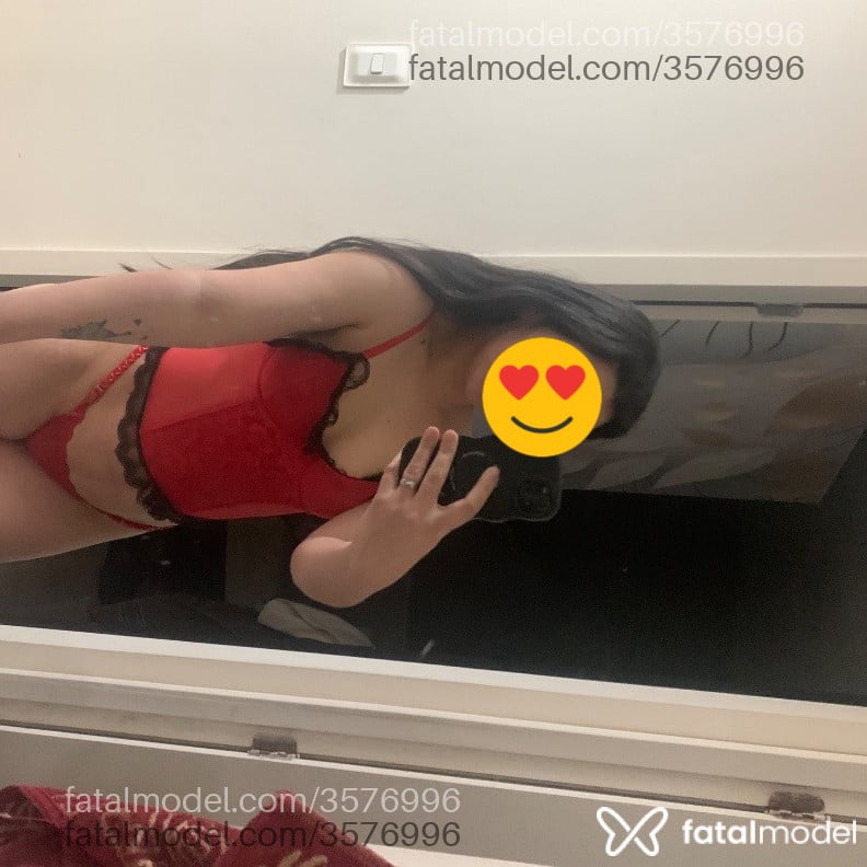 Acompanhante mulher morena (o) de olhos verdes - Rê Hotwife