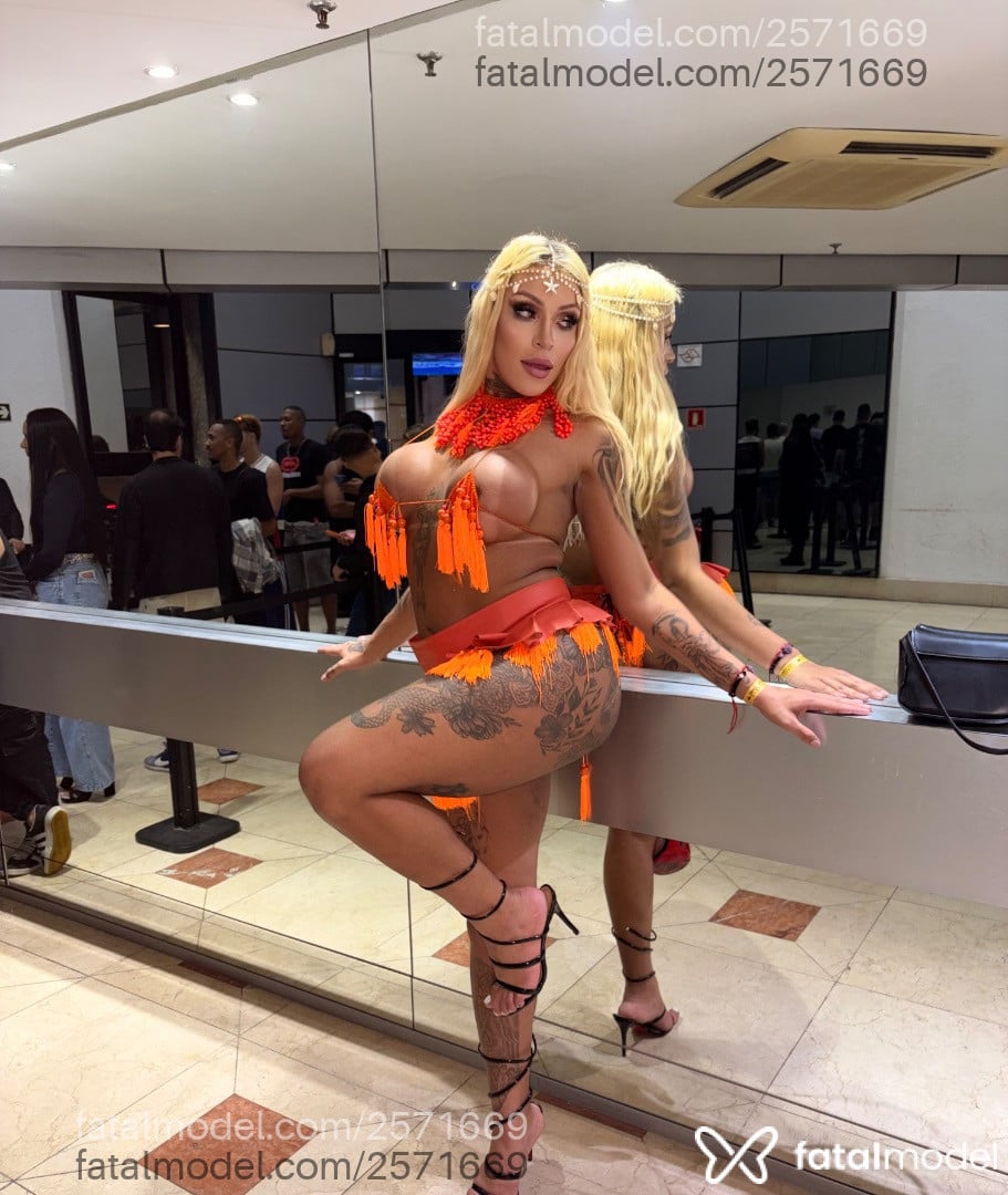 Acompanhante mulher trans loira (o) de olhos castanhos - Marjorie Souza