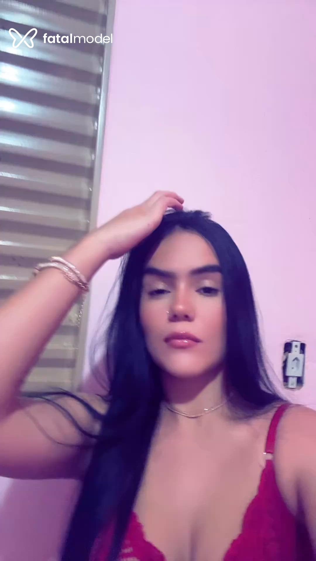 Acompanhante mulher morena (o) de olhos pretos - Thayná Araújo