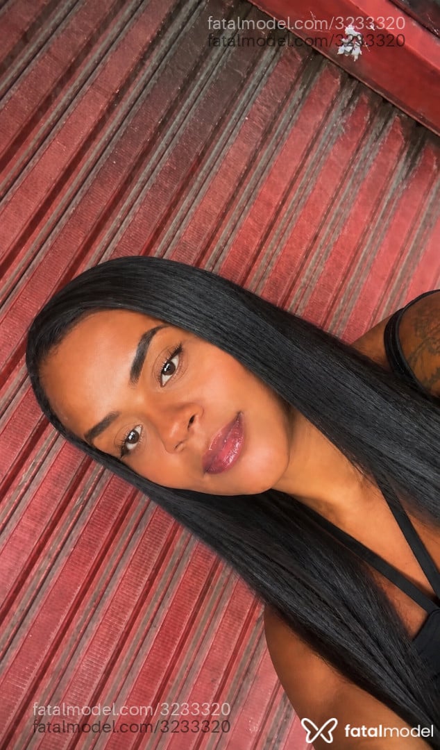 Acompanhante mulher morena (o) de olhos mel - Preta