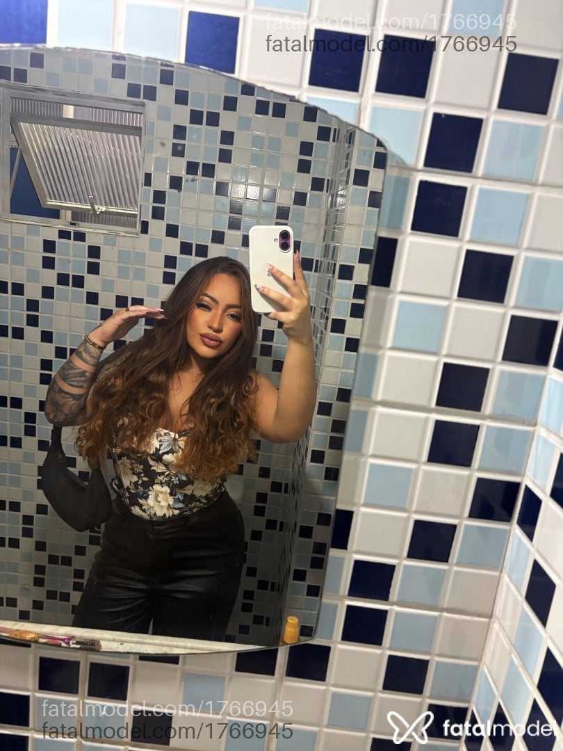 Acompanhante mulher com cabelo castanho de olhos mel - Juh Martins