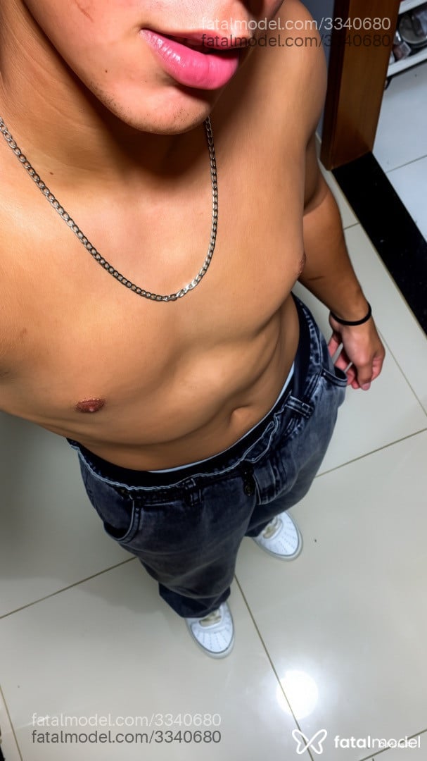 Acompanhante homem com cabelo castanho de olhos verdes - Lucas