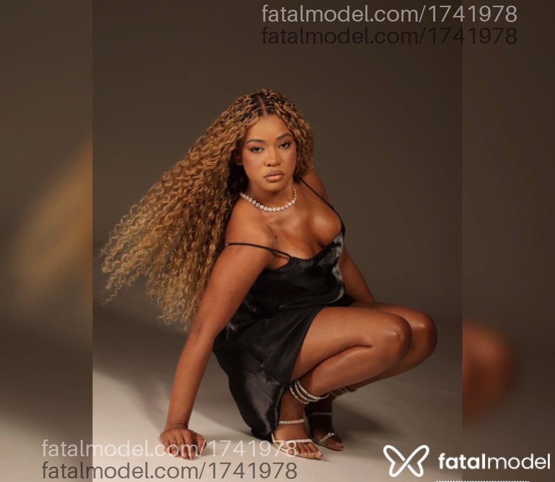 Acompanhante mulher loira (o) de olhos pretos - Millena Souza
