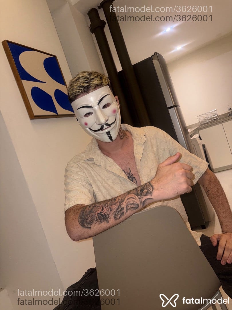Acompanhante homem loira (o) de olhos verdes - Matias