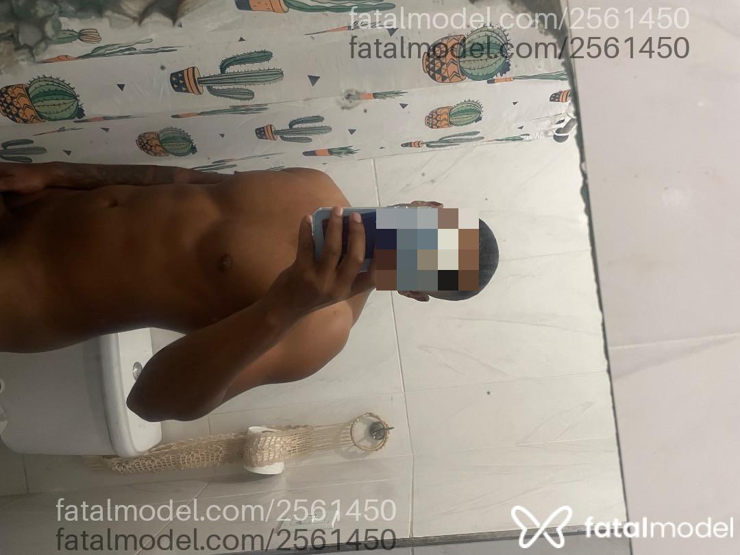 Acompanhante homem com cabelo castanho de olhos pretos - Pedro