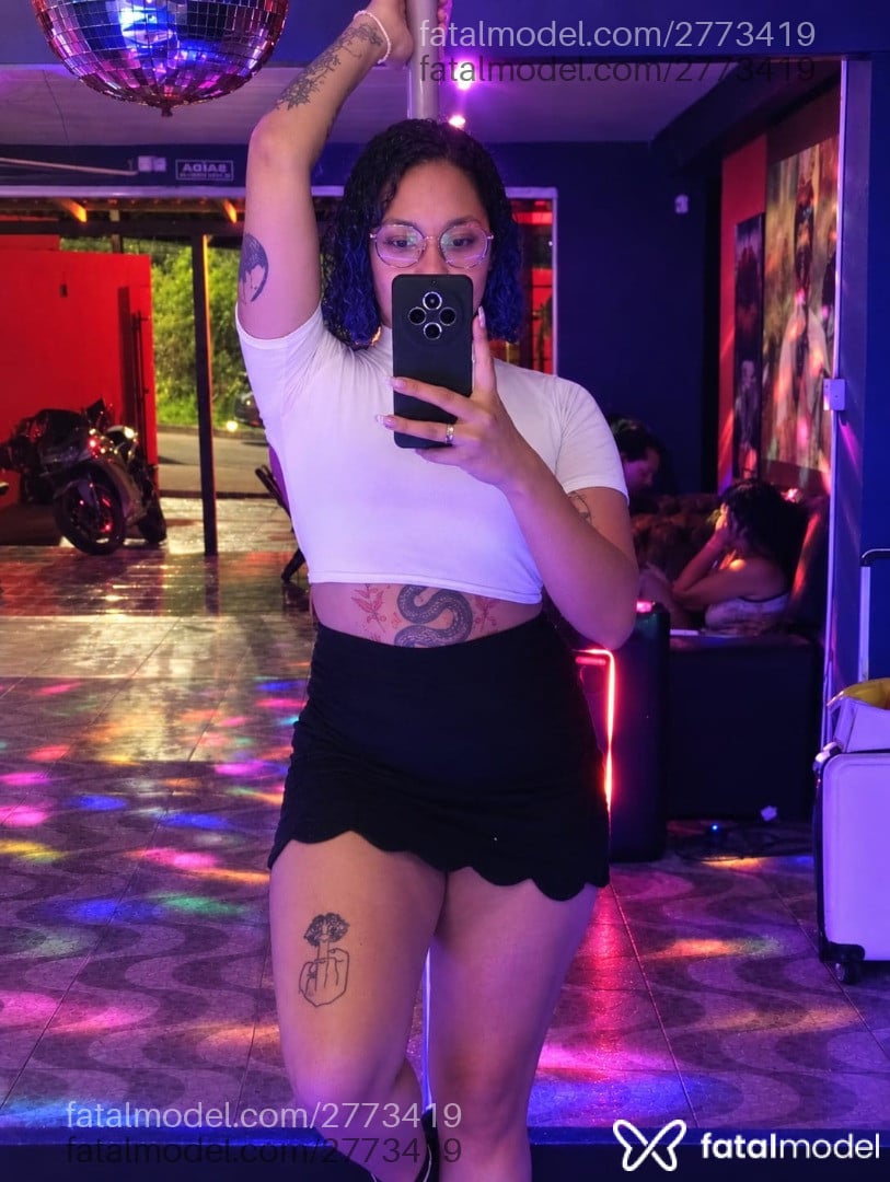 Acompanhante mulher com cabelo colorido de olhos castanhos - Pesseguinha