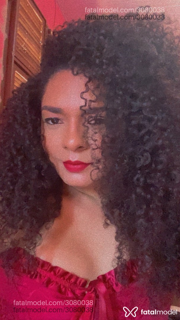 Acompanhante mulher trans morena (o) de olhos castanhos - Cacheadinha