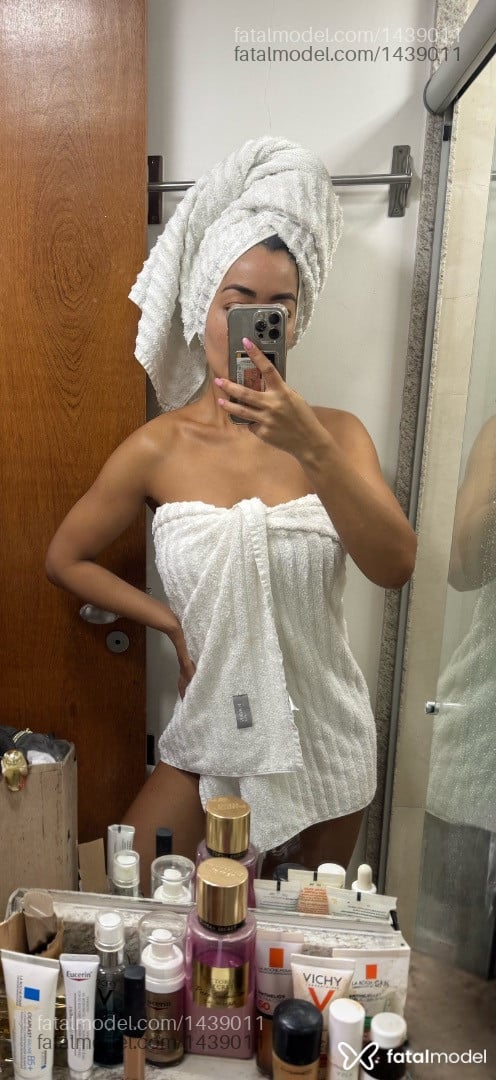 Acompanhante mulher com cabelo castanho de olhos mel - Luna Larissa