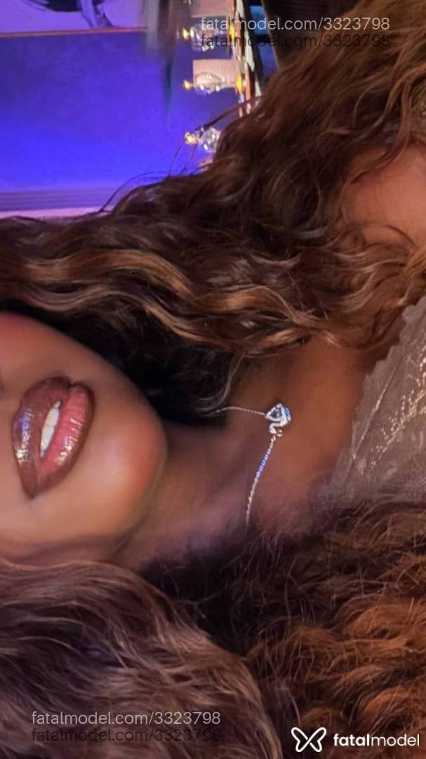 Acompanhante mulher com cabelo castanho de olhos pretos - Rafaela