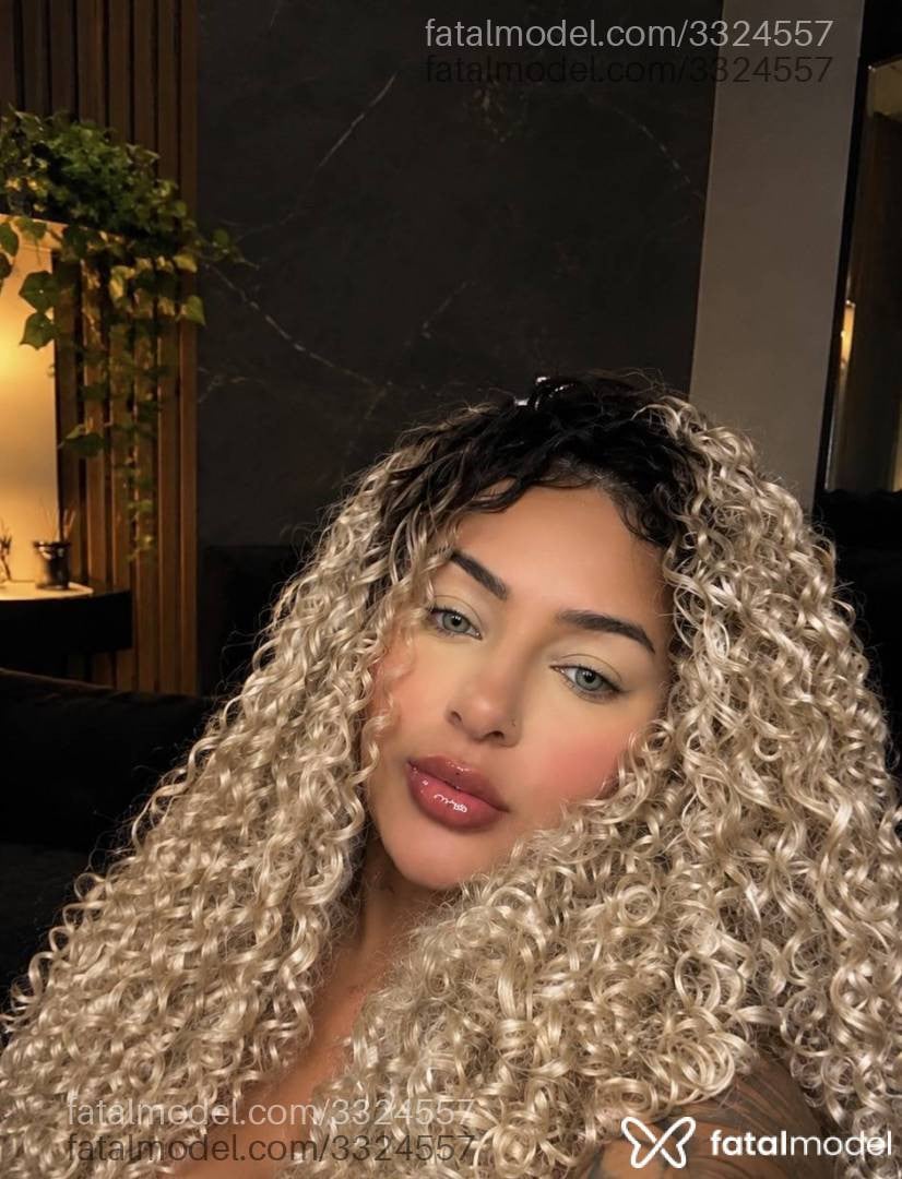 Acompanhante mulher com cabelo castanho de olhos castanhos - ágatha Estrela