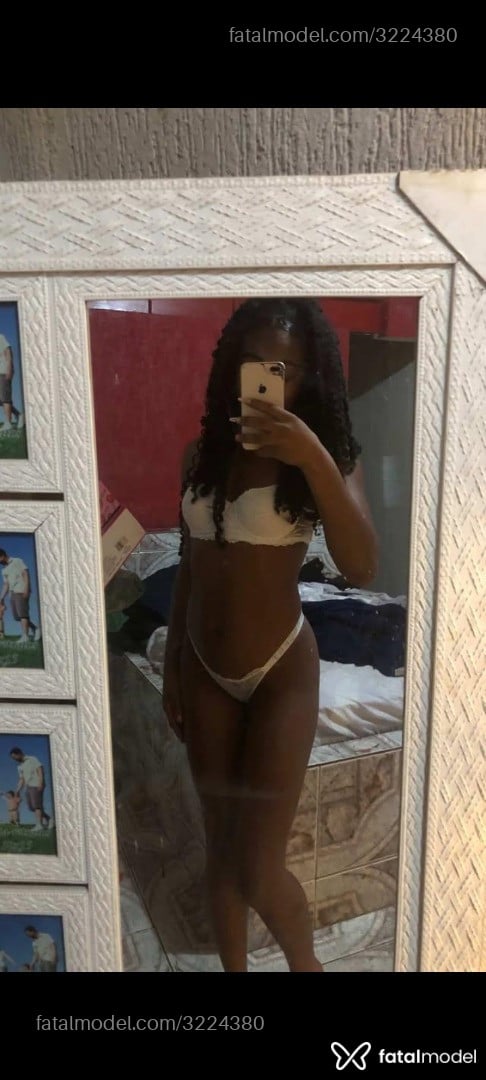 Acompanhante mulher morena (o) de olhos pretos - Emanuelle