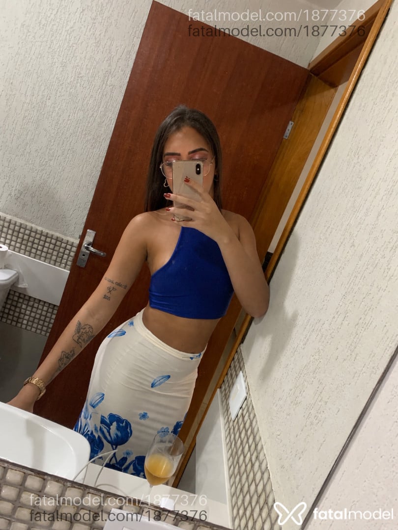 Acompanhante mulher trans com cabelo castanho de olhos castanhos - Kyara Swanepoel