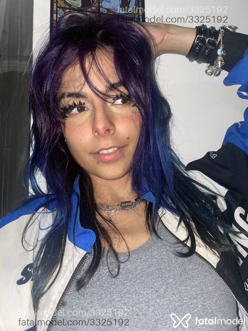 Acompanhante mulher com cabelo colorido de olhos castanhos - Swanzinha