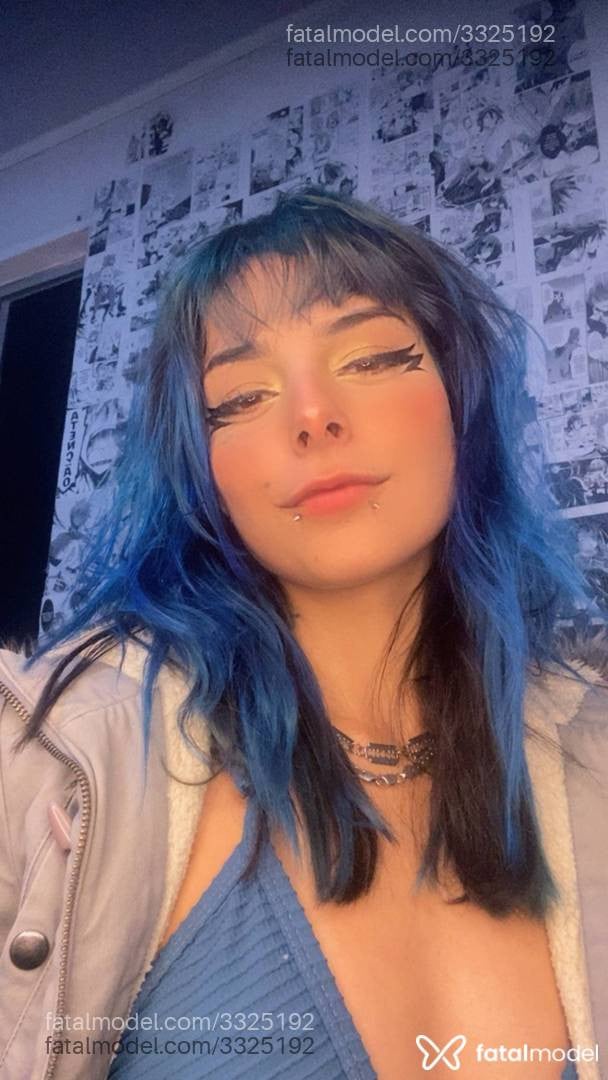 Acompanhante mulher com cabelo colorido de olhos castanhos - Swanzinha Acompanhante mulher com cabelo colorido de olhos castanhos - Swanzinha
