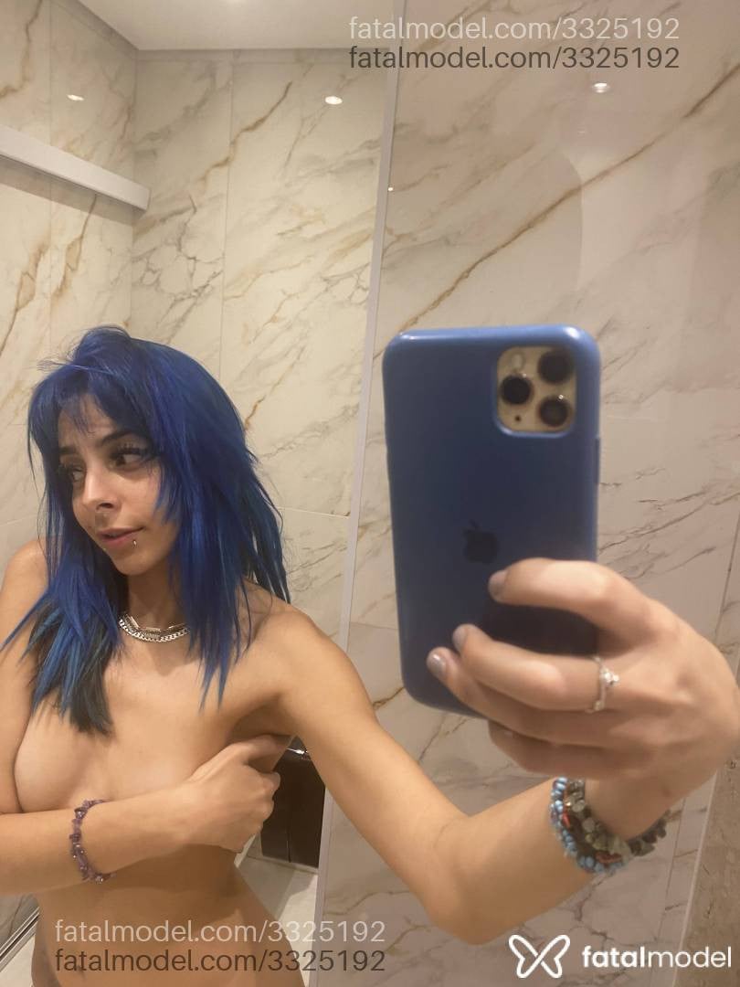 Acompanhante mulher com cabelo colorido de olhos castanhos - Swanzinha