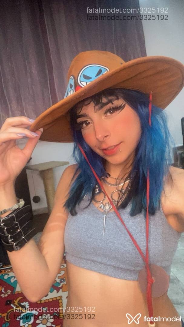 Acompanhante mulher com cabelo colorido de olhos castanhos - Swanzinha Acompanhante mulher com cabelo colorido de olhos castanhos - Swanzinha