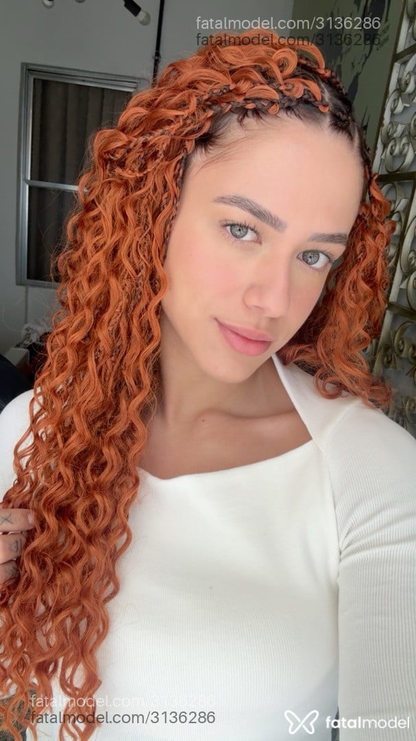 Acompanhante mulher com cabelo castanho de olhos verdes - Miaastrix