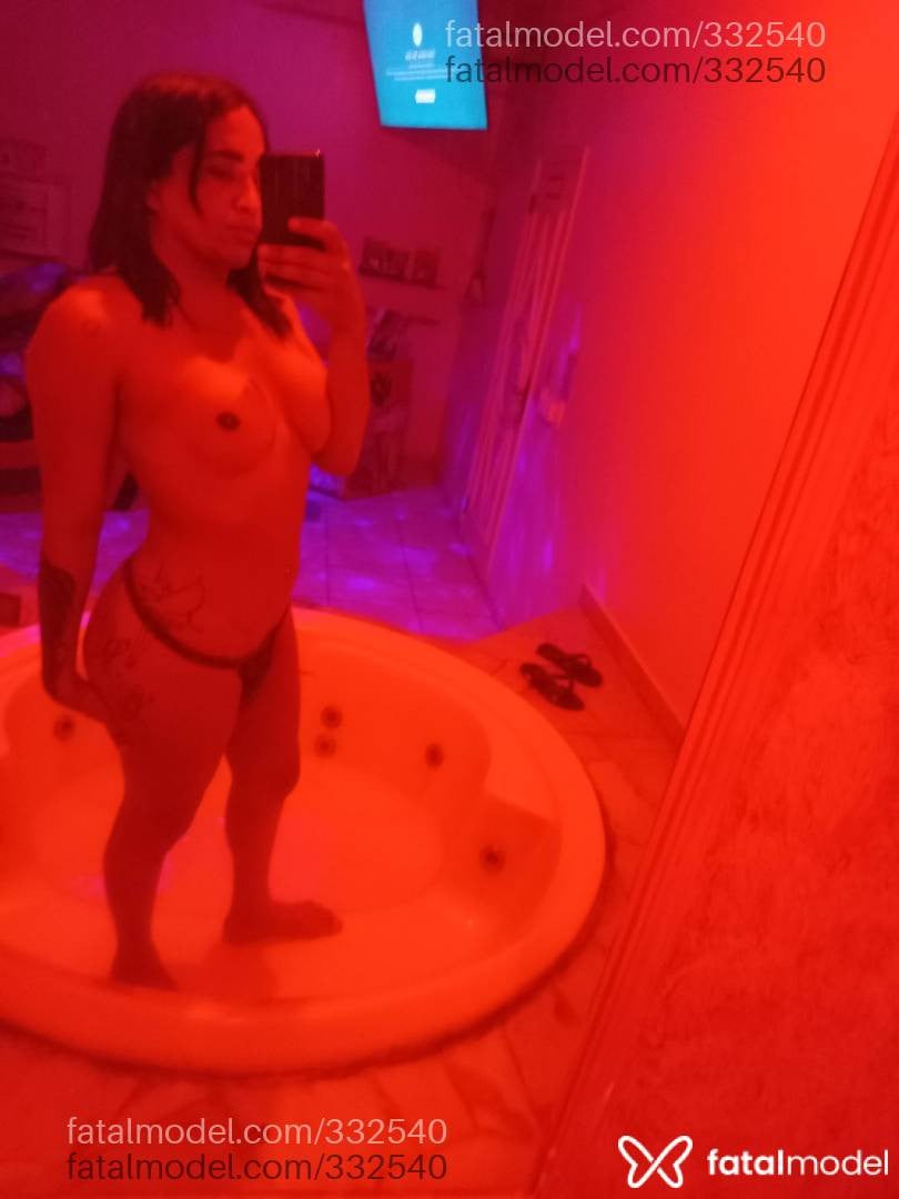 Acompanhante mulher trans com cabelo castanho de olhos castanhos - Bianka