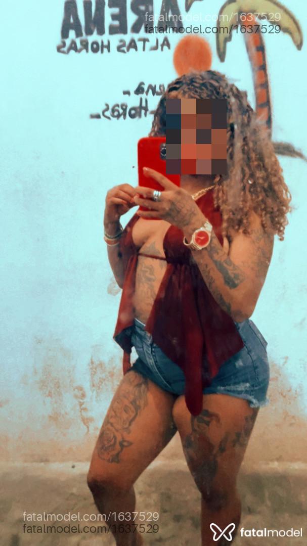 Acompanhante mulher com cabelo colorido de olhos mel - Cachimhos