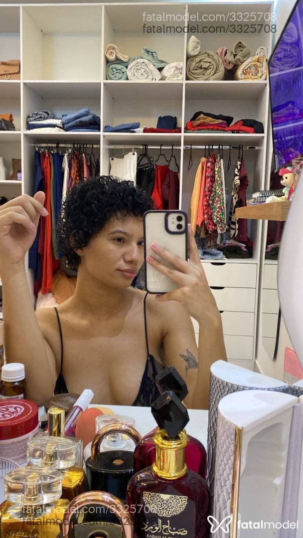 Acompanhante mulher com cabelo castanho de olhos pretos - Luisa