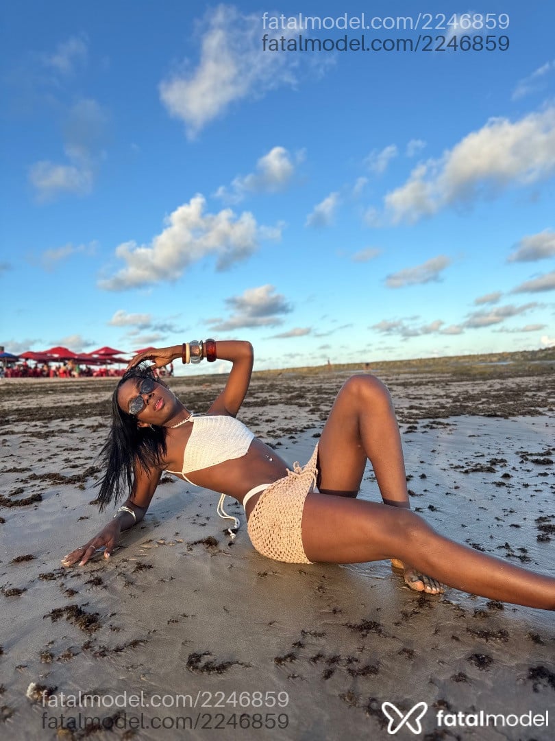 Acompanhante mulher trans morena (o) de olhos pretos - Rafaela