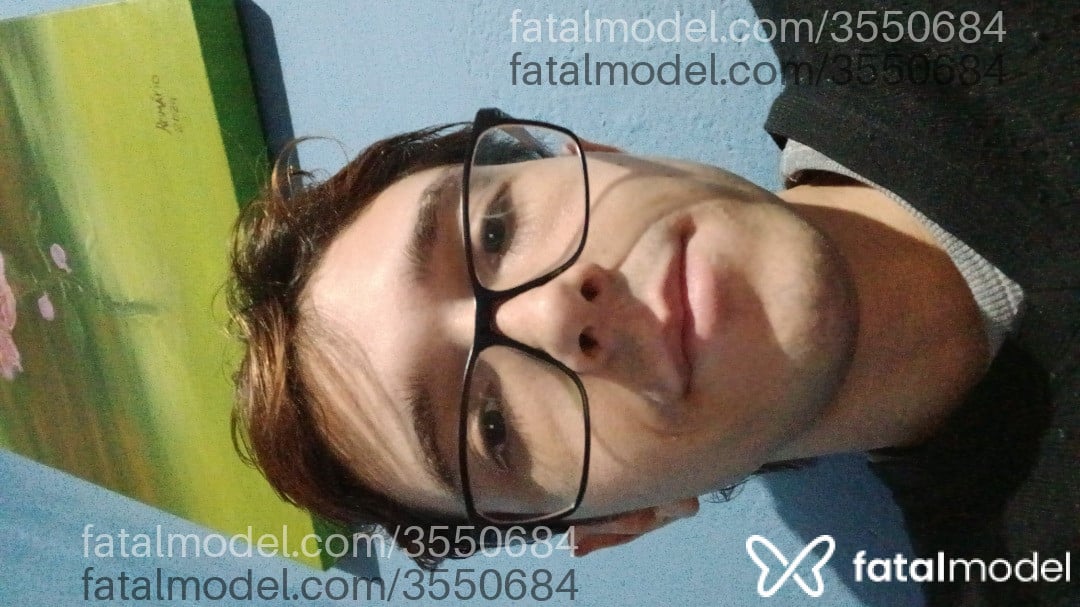 Acompanhante homem com cabelo castanho de olhos castanhos - Ebano