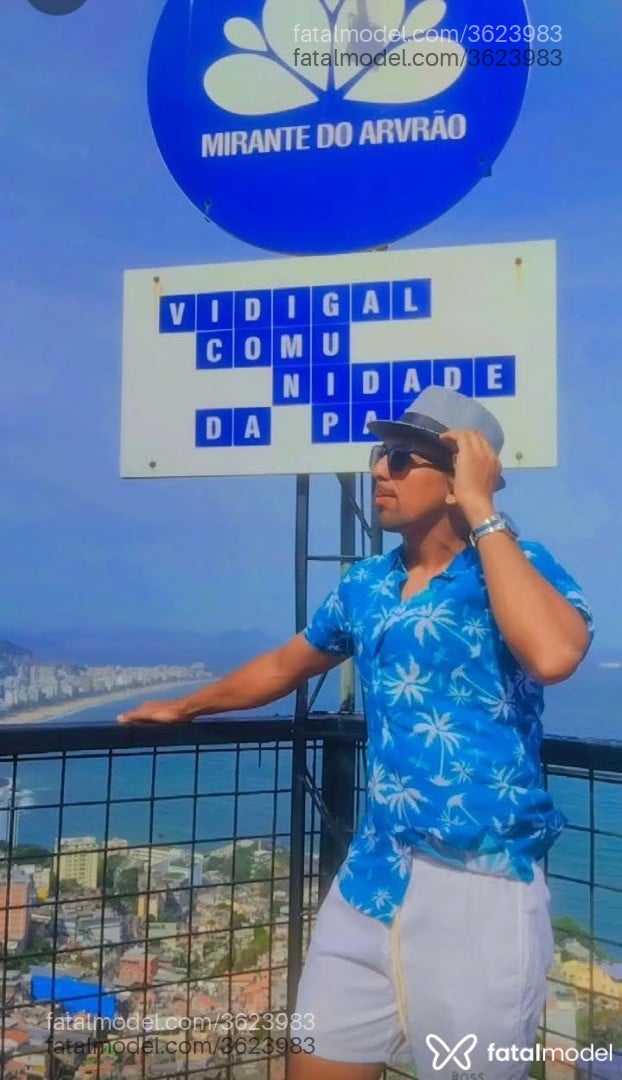 Acompanhante homem com cabelo castanho de olhos mel - Boss