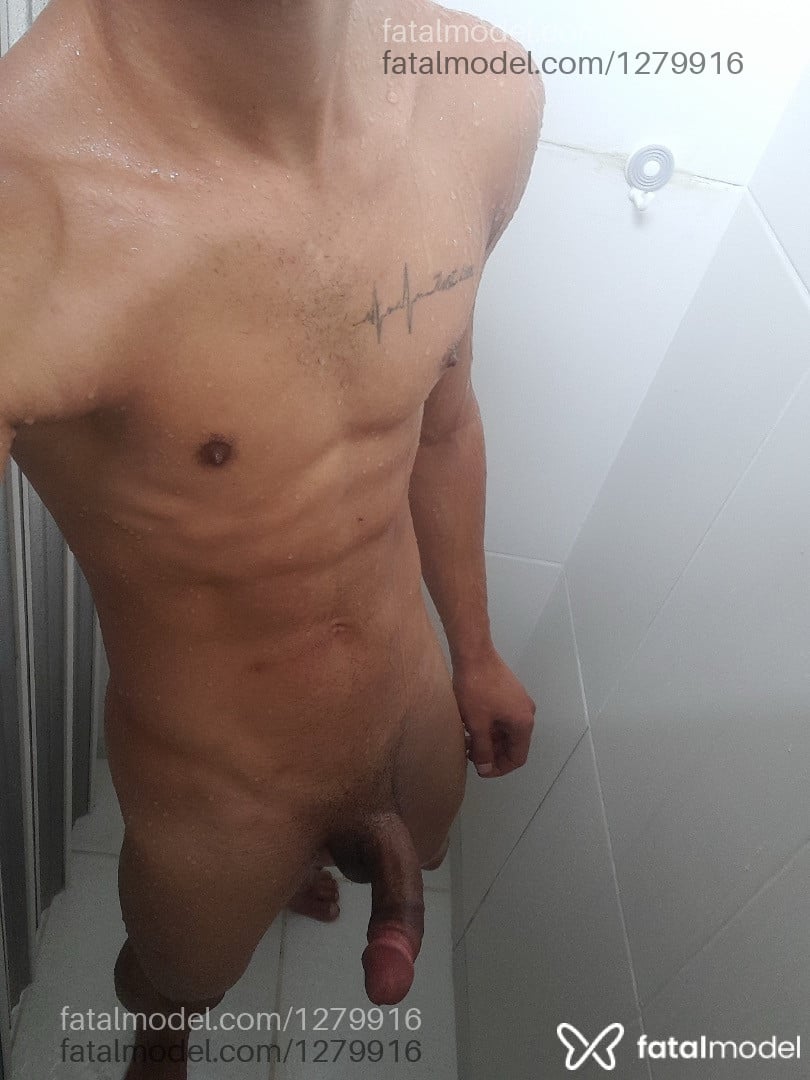 Acompanhante homem sem cabelo de olhos castanhos - Dario