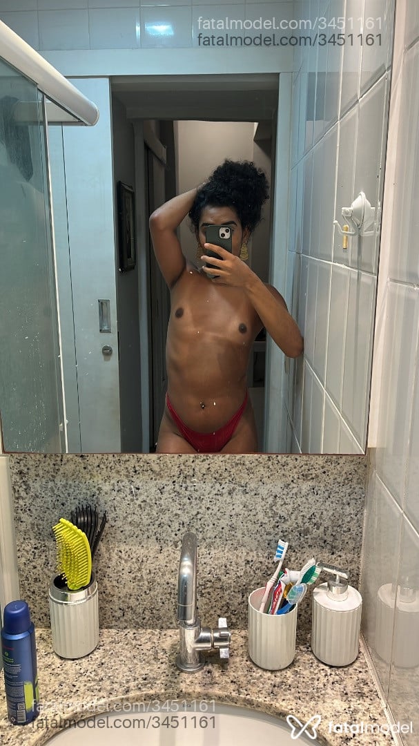 Acompanhante mulher trans morena (o) de olhos castanhos - Ágatha