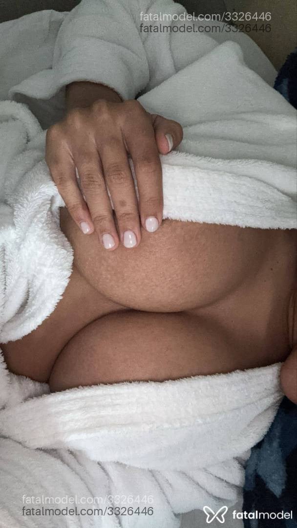 Acompanhante mulher morena (o) de olhos pretos - Alícia